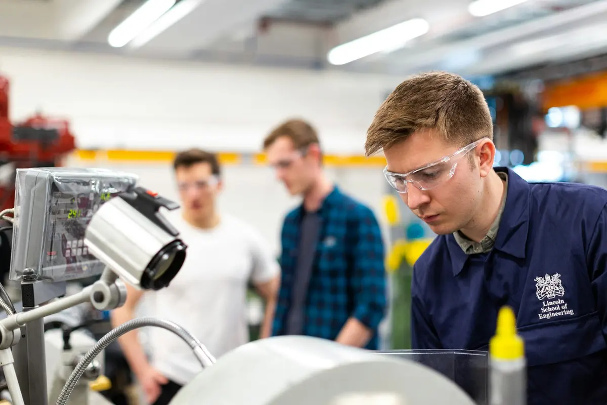 KI im Handwerk 2026: 5 Beispiele, die Geld sparen