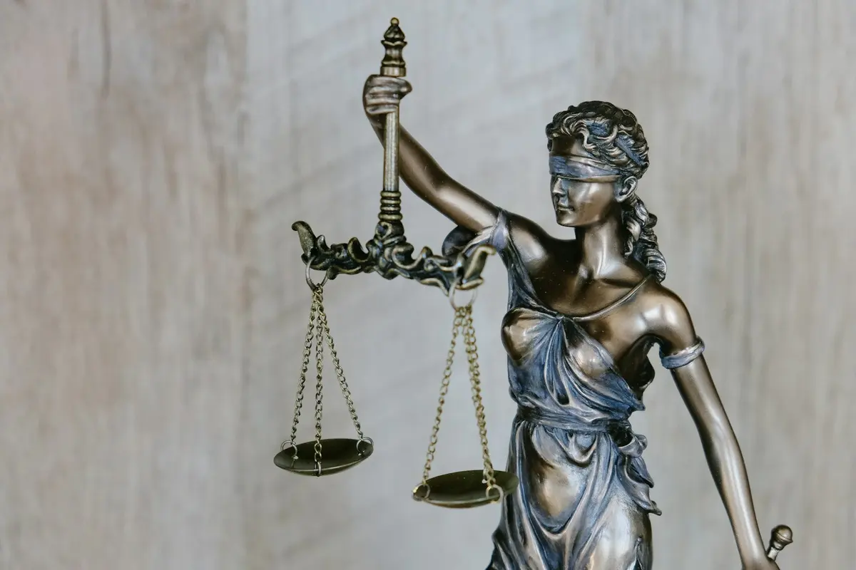 EU AI Act 2026: Was KMU jetzt tun müssen — Risiko-Klassifizierung + Pflichten-Check